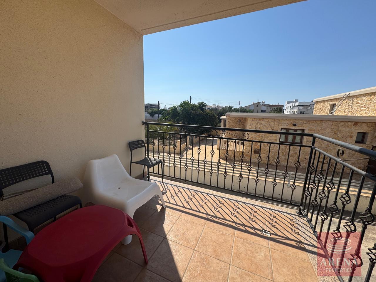 1-APT-IN-DERYNIA-9788-6-2