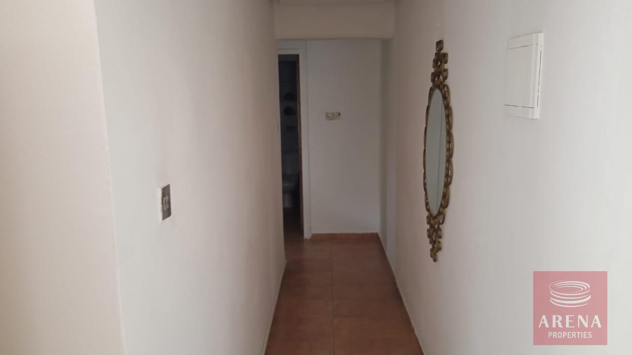 1-apt-livadia-9912-8-1