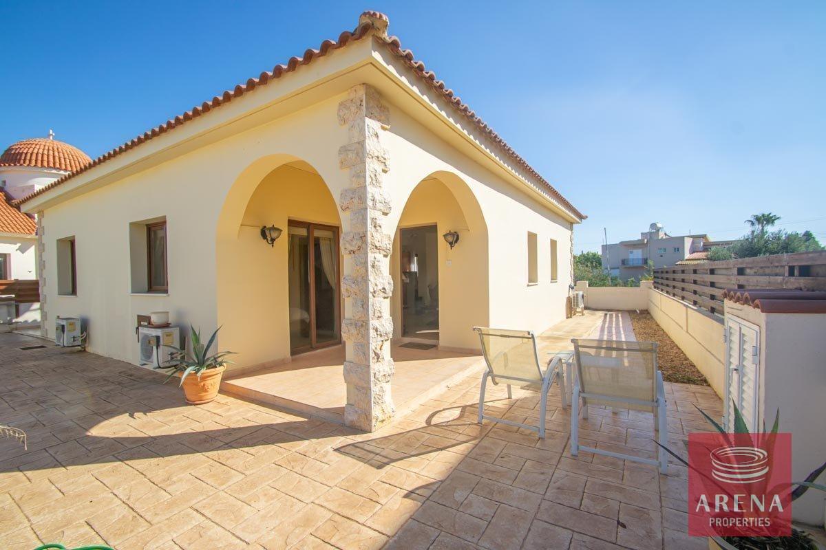 1-bungalow-in-liopetri-2