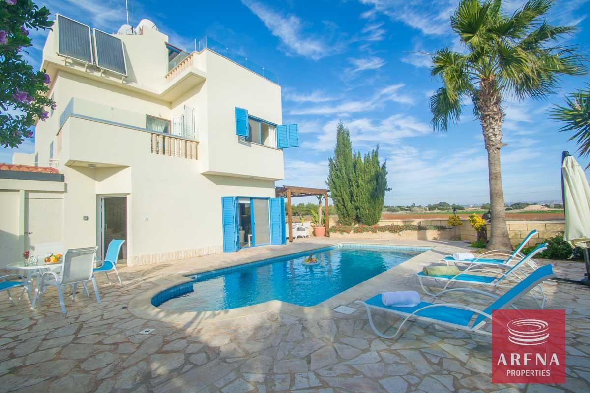 1-villa-in-ayia-thekla_0