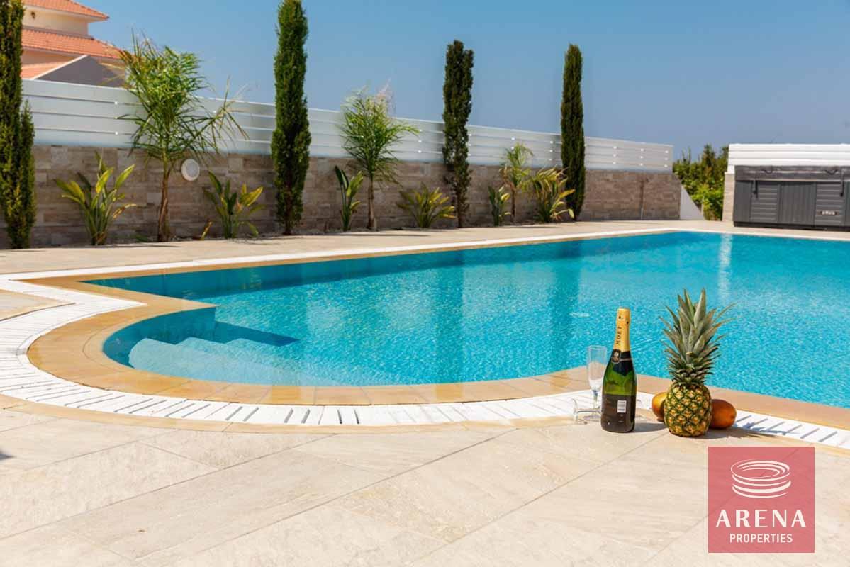 10-4-BED-VILLA-IN-CAPE-GRECO-FOR-SALE-6288