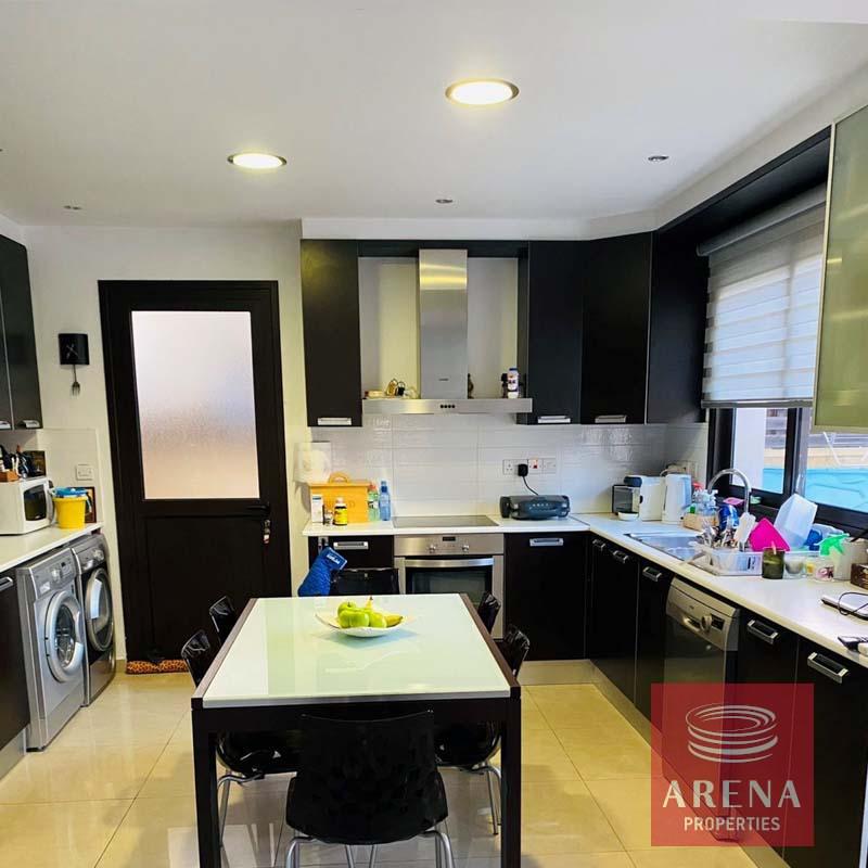 10-4-bed-link-det-villa-in-Livadia-6378