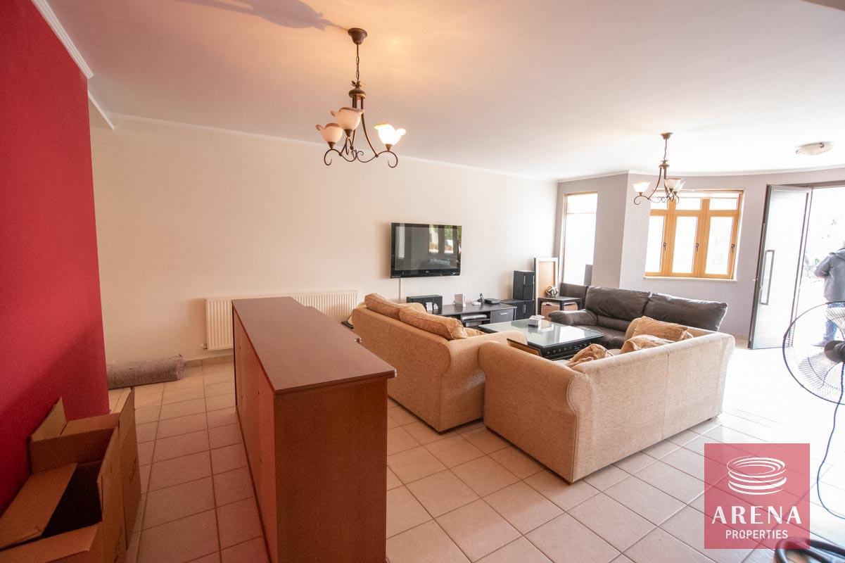 10-4-bed-villa-in-Aradippou-6040-1