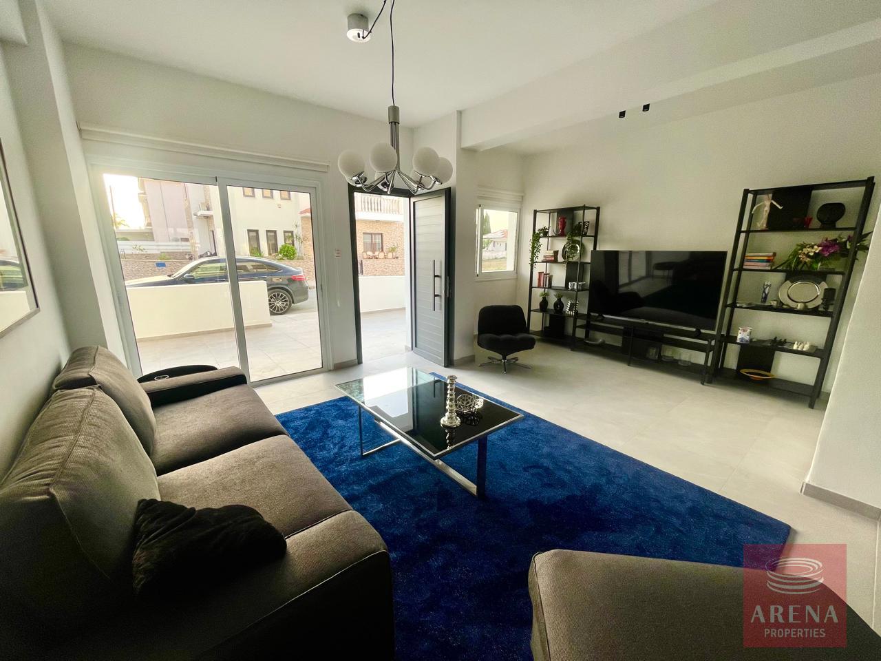 11-2-BED-APT-LIVADIA-8048-2