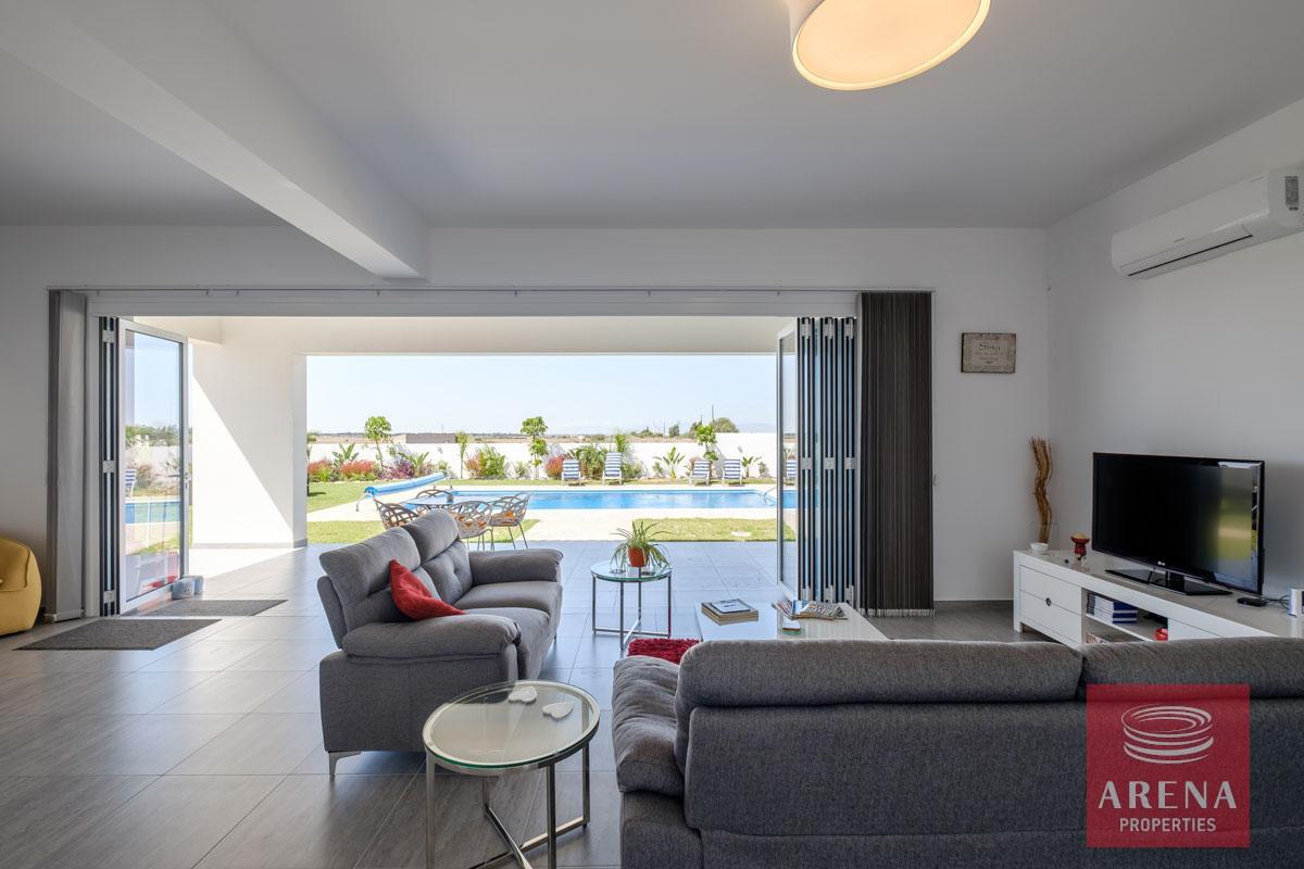 11-bungalow-vrysoulles-to-buy