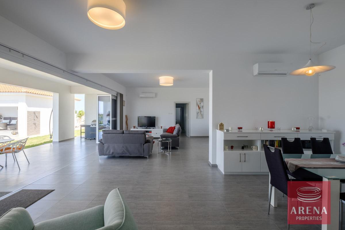 14-bungalow-vrysoulles-to-buy