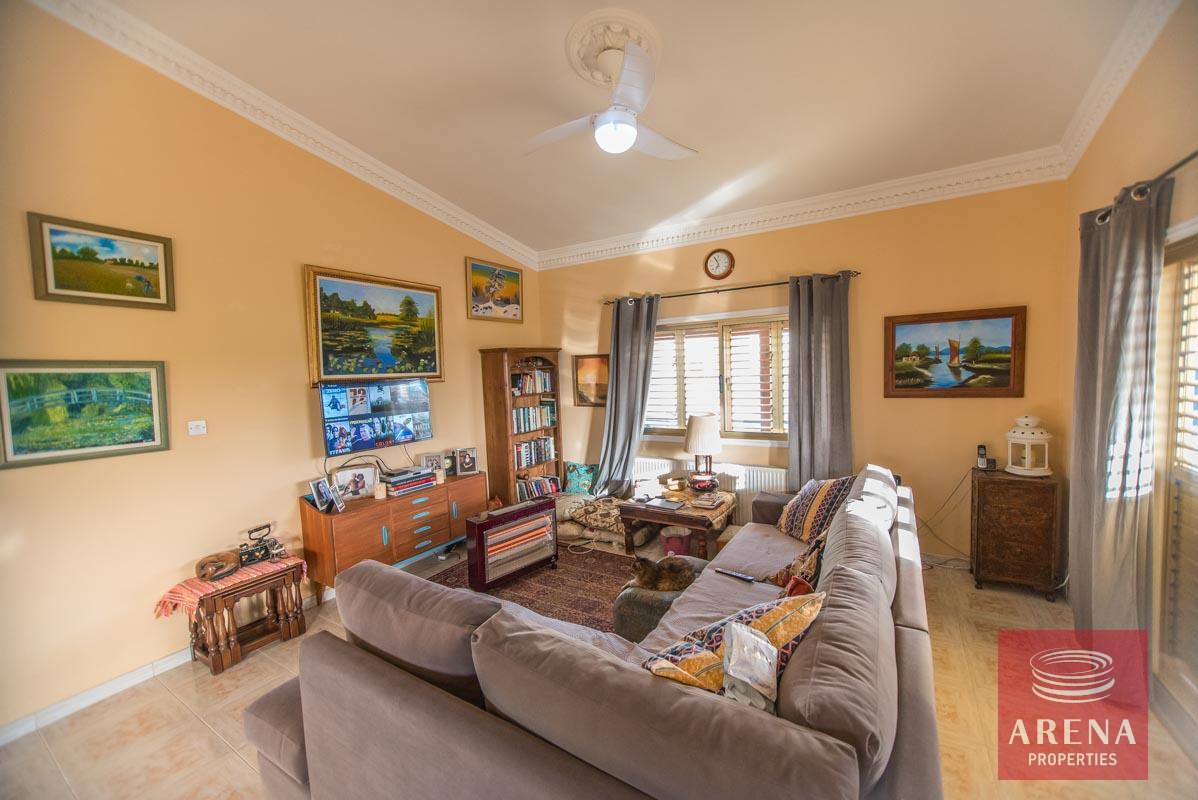 14-house-for-sale-in-achna-sitting-area-1