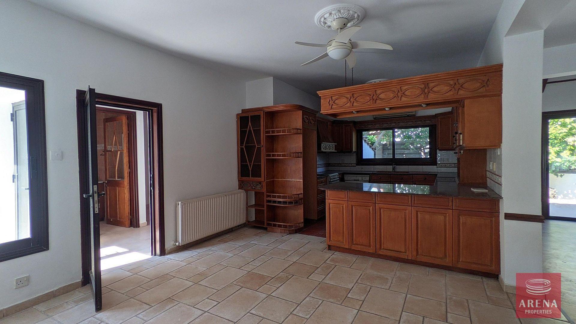 15-villa-in-oroklini-8660