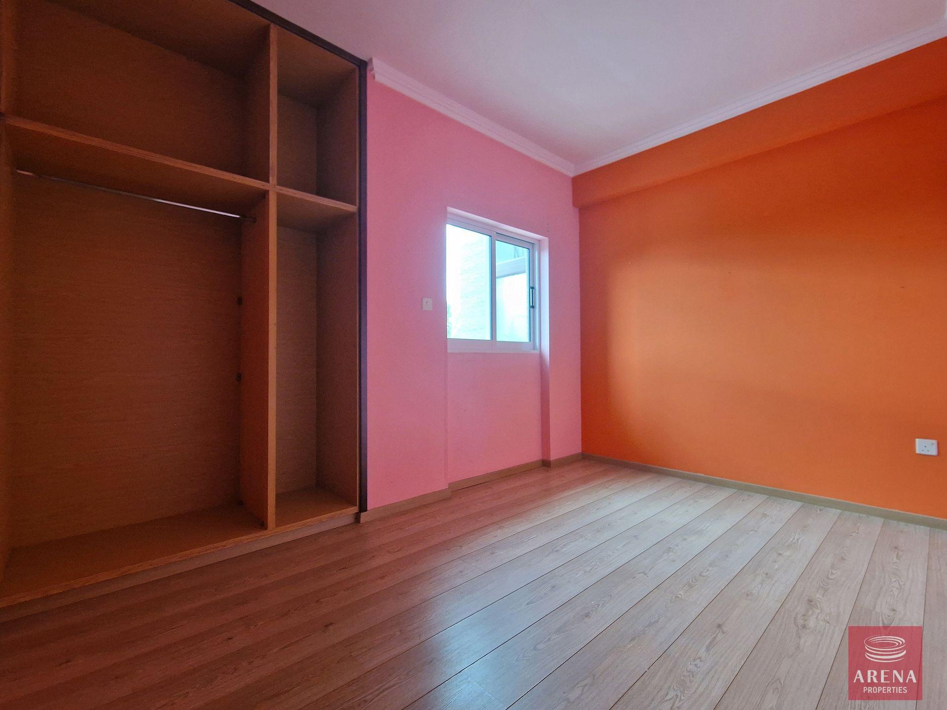 16-3-bed-apt-in-Derynia-7014