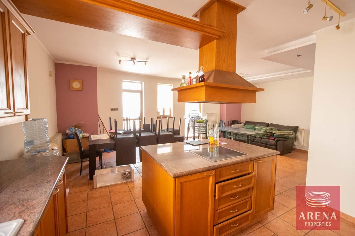 16-4-bed-villa-in-Aradippou-6040-1