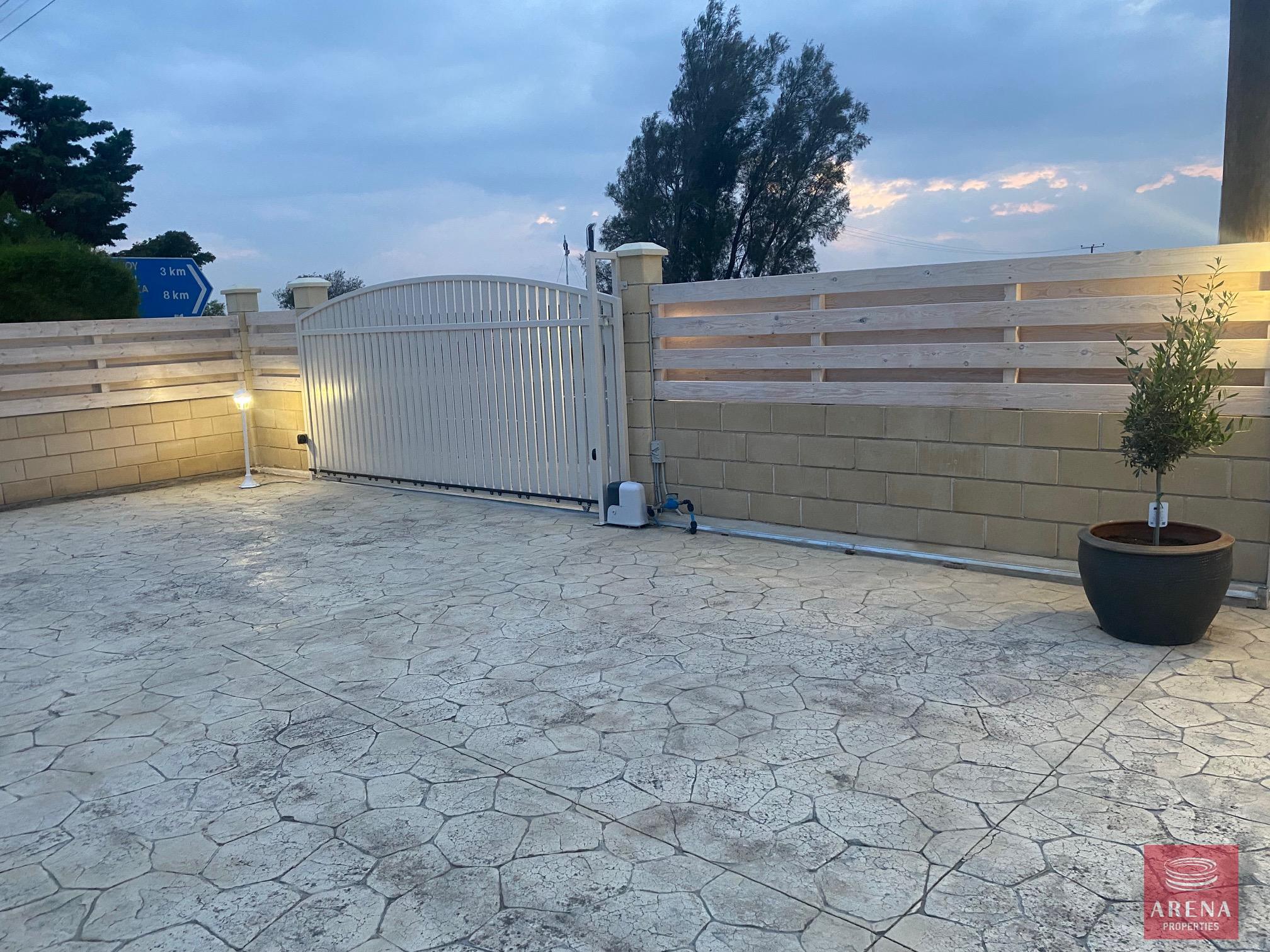 17-3-BED-BUNGALOW-FOR-RENT-IN-PERVOLIA-7032