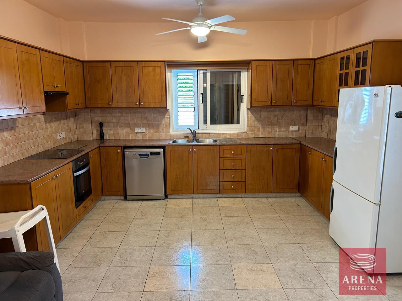 17-4-BED-VILLA-IN-ARADIPPOU-8641