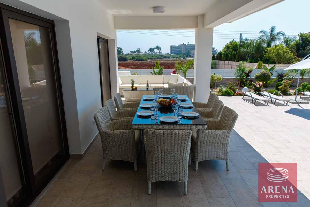 17-4-BED-VILLA-IN-CAPE-GRECO-FOR-SALE-6288