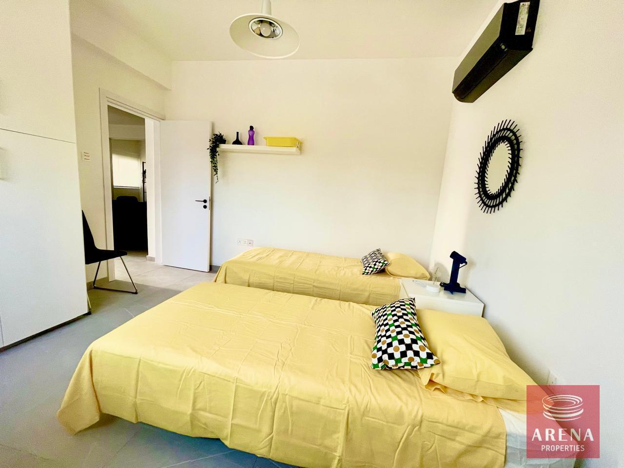 18-2-BED-APT-LIVADIA-8048-1