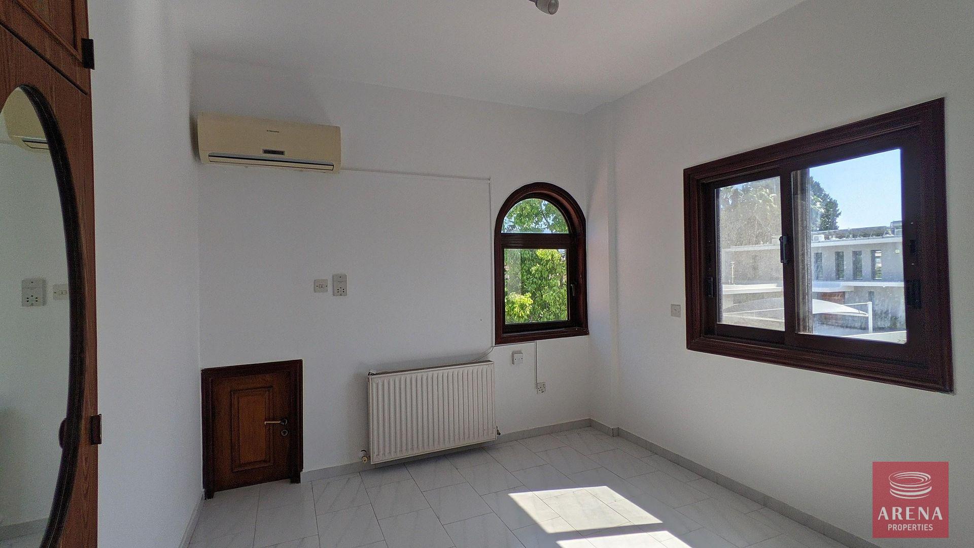 18-villa-in-oroklini-8660