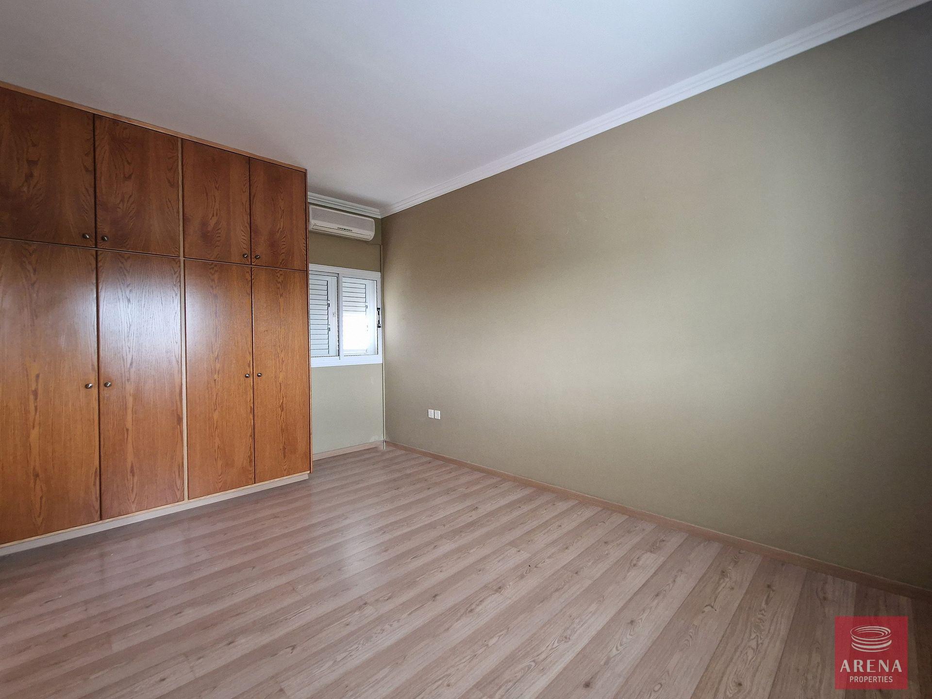 19-3-bed-apt-in-Derynia-7014