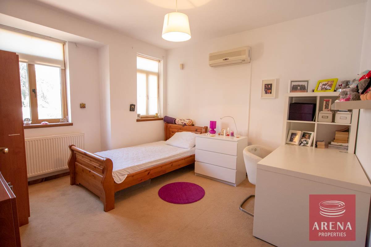 19-4-bed-villa-in-Aradippou-6040-1