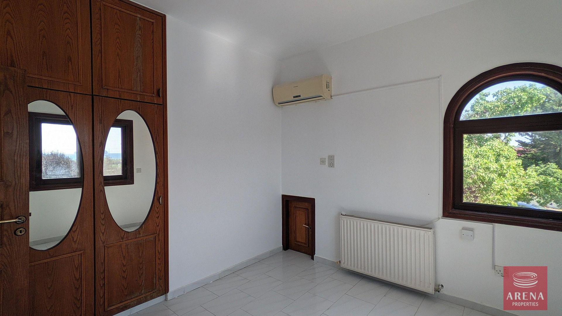 19-villa-in-oroklini-8660