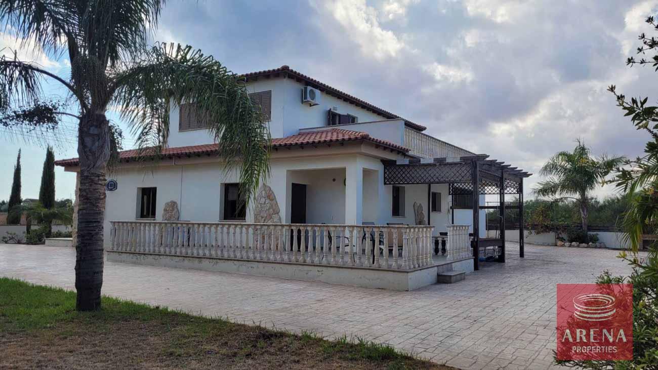 2-5-Bed-villa-in-Paralimni-5841-1
