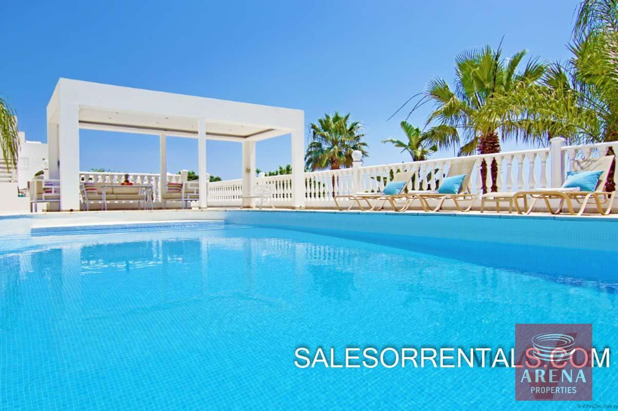 2-6-BED-villa-in-paralimni-5449