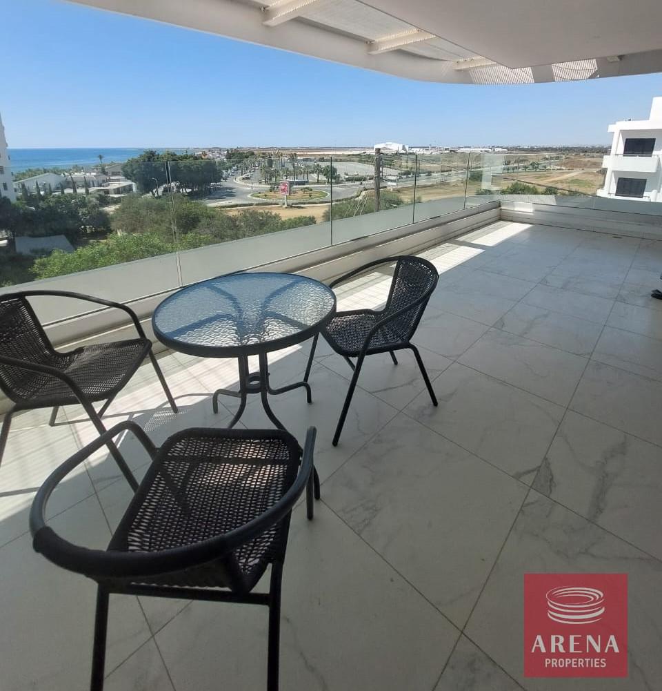 2-APT-IN-MAKENZY-8172