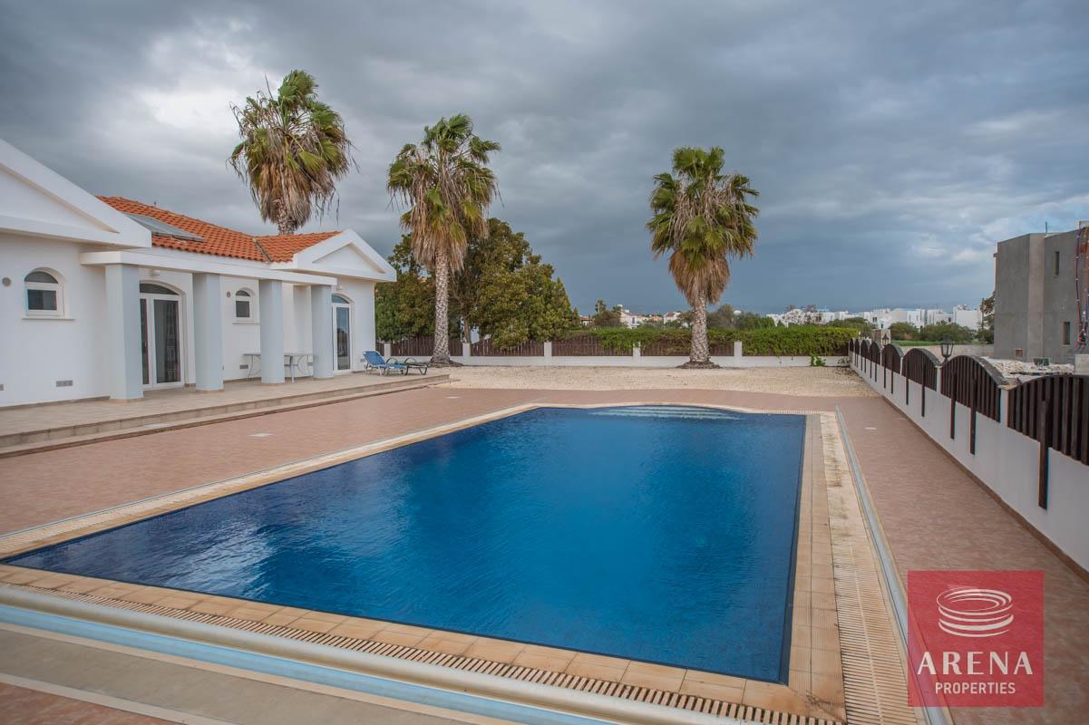 2-BUNGALOW-IN-AYIA-THEKLA