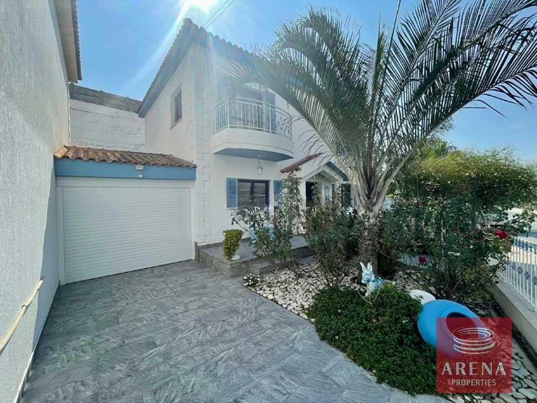 2-VILLA-IN-LIVADIA-7744