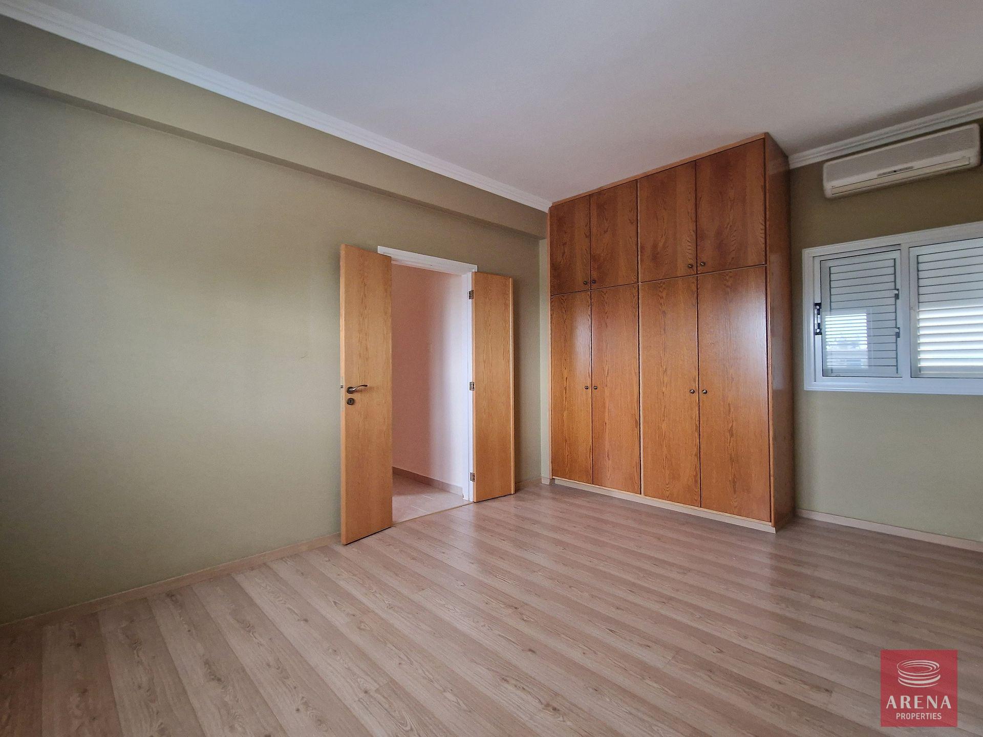 20-3-bed-apt-in-Derynia-7014