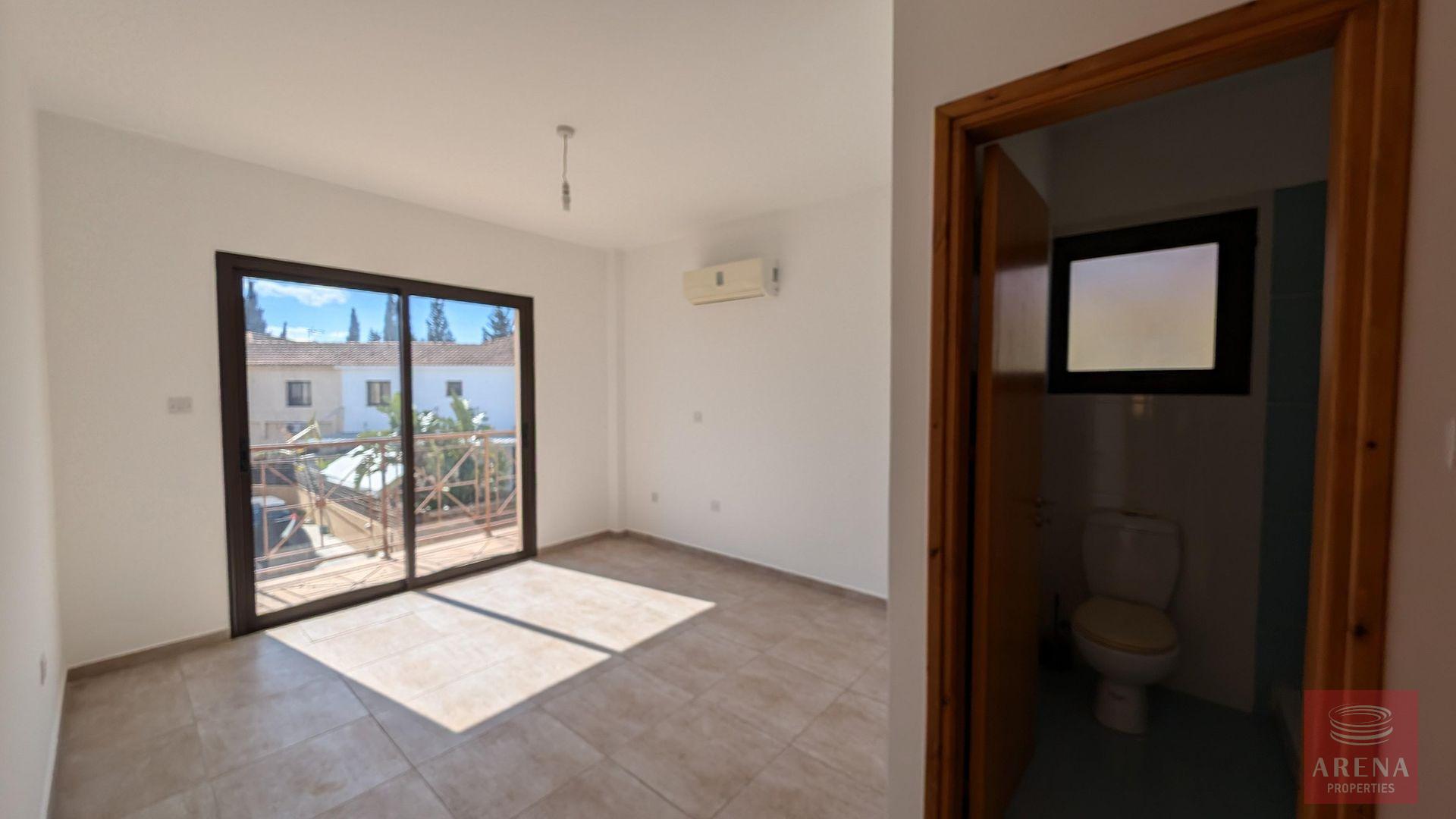 20-3-bed-villa-dromolaxia-9317
