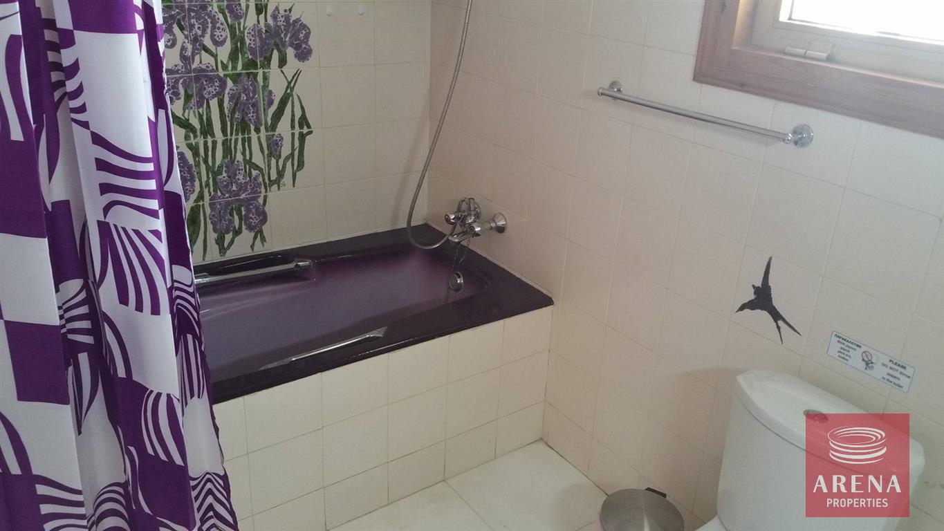 20-6-bed-villa-for-sale-in-ayia-napa-bathroom-1