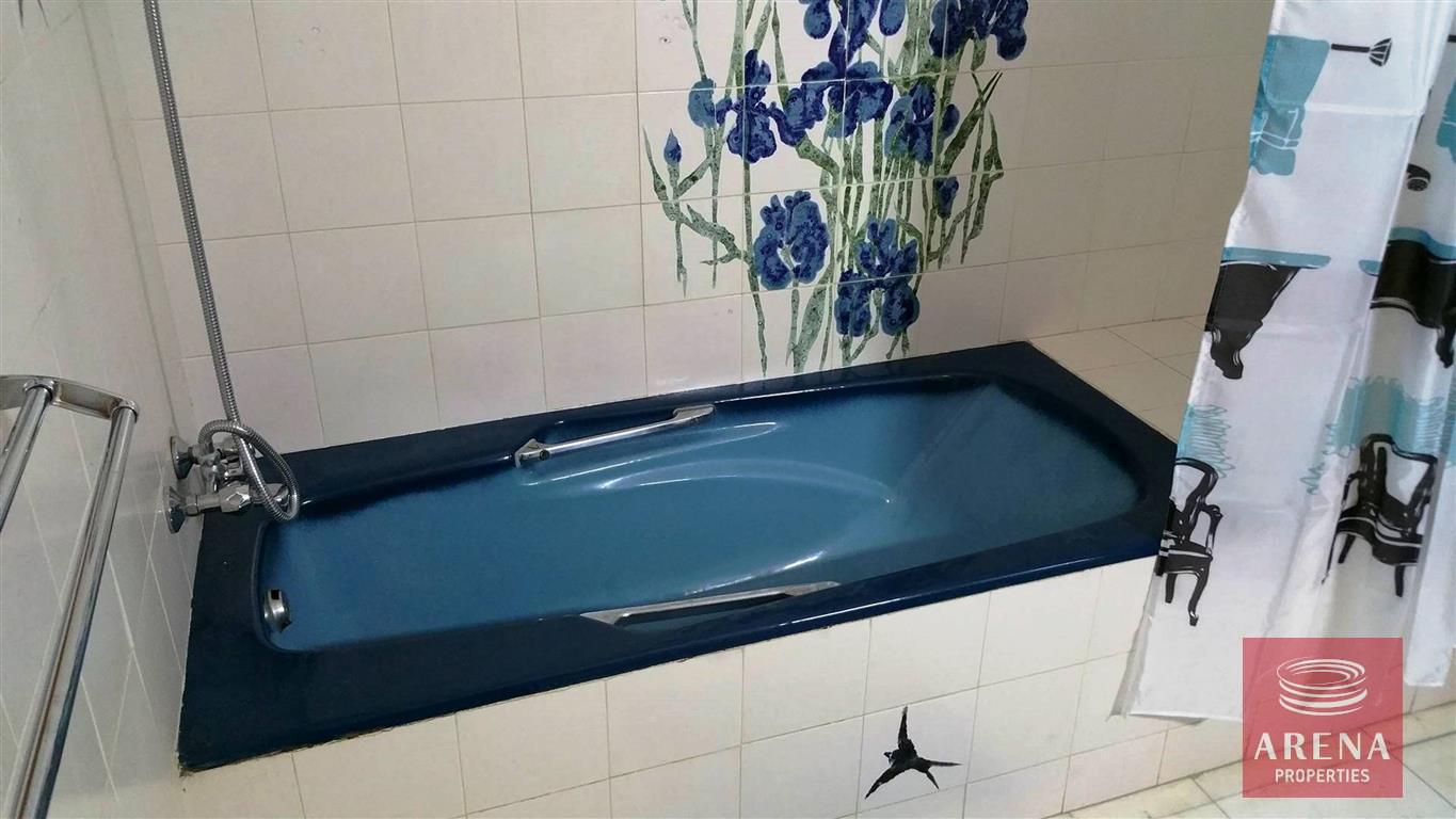 21-6-bed-villa-for-sale-in-ayia-napa-bathroom-1