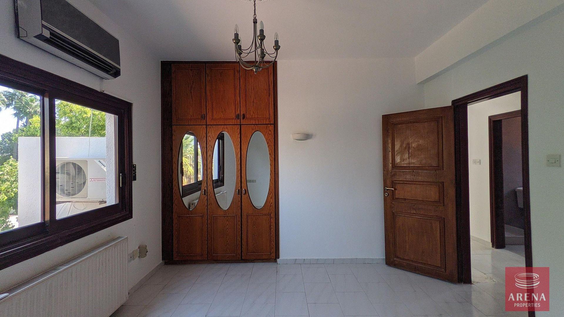 21-villa-in-oroklini-8660