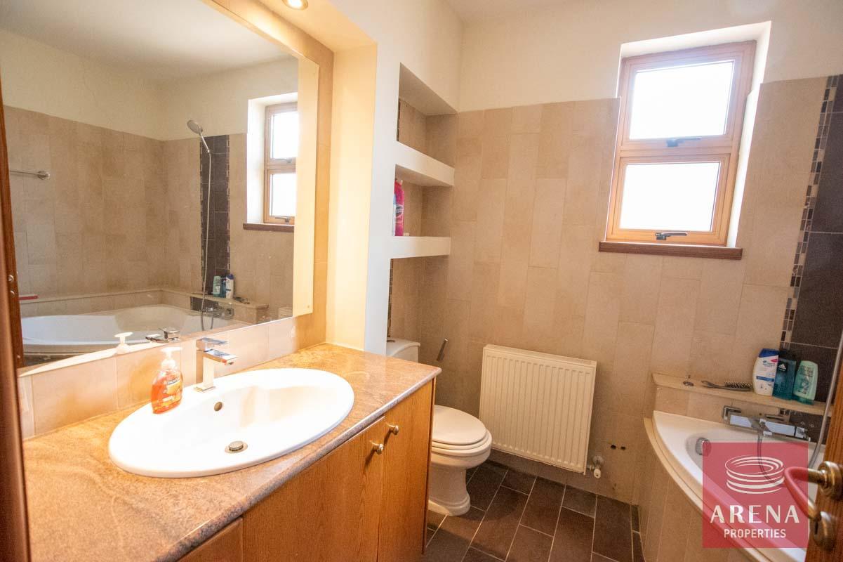 24-4-bed-villa-in-Aradippou-6040-1