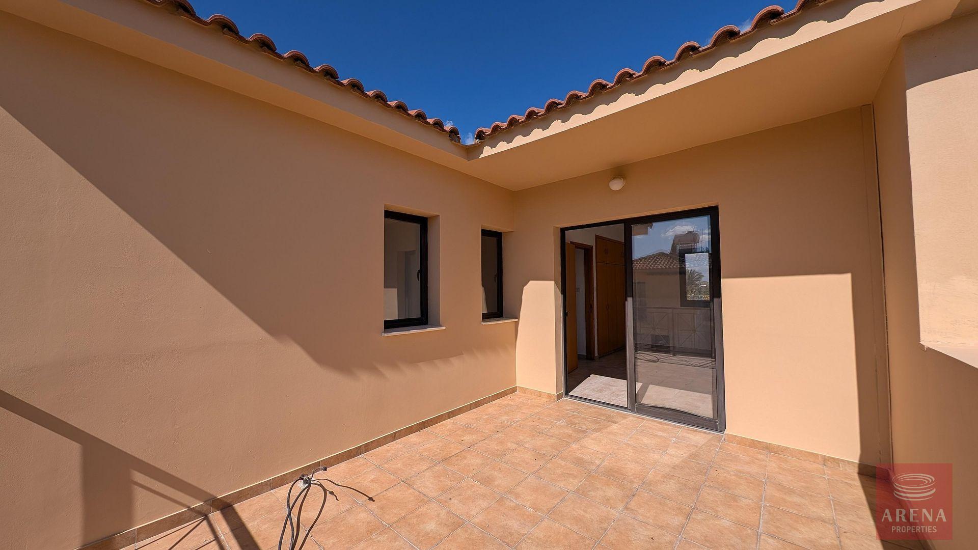27-3-bed-villa-dromolaxia-9317