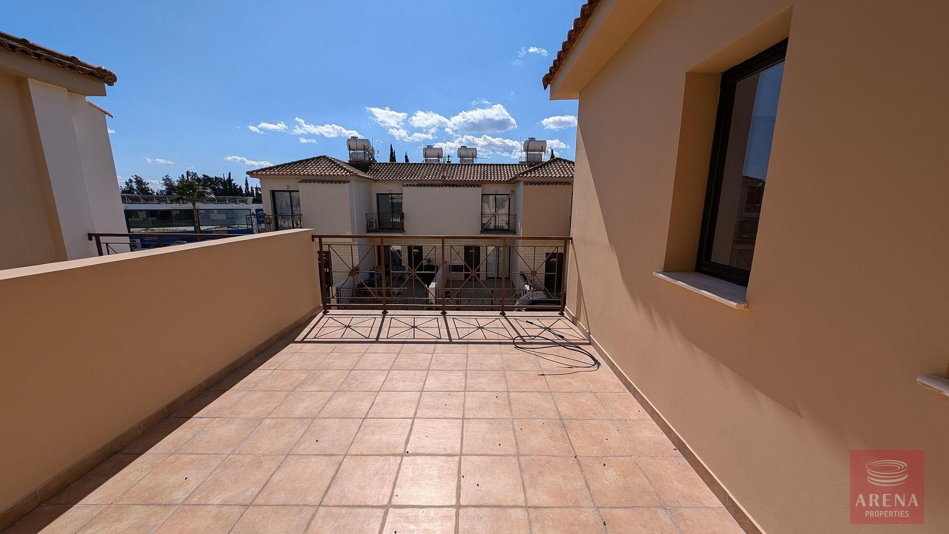 28-3-bed-villa-dromolaxia-9317