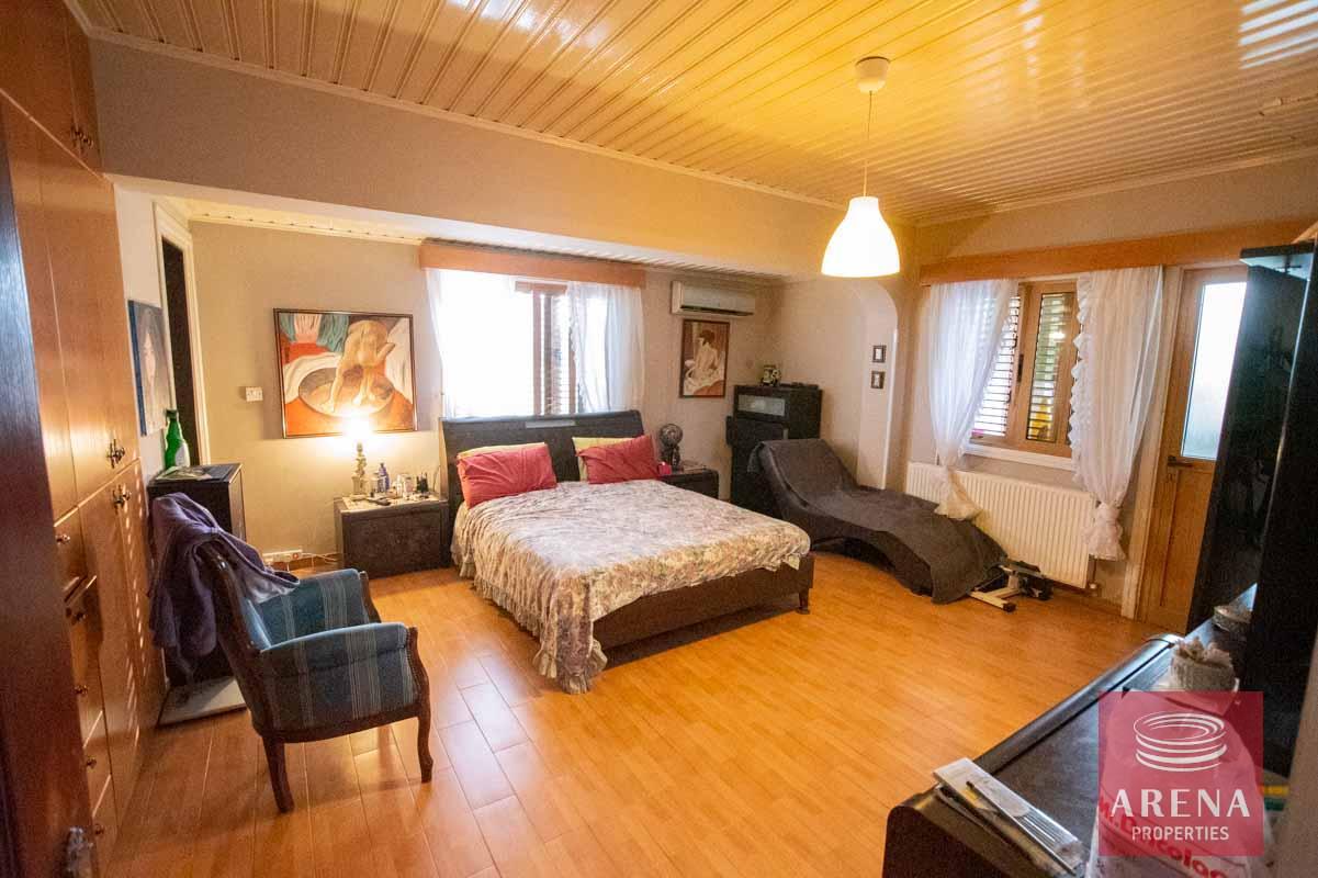 28-5-bed-villa-in-Pervolia-6045-1