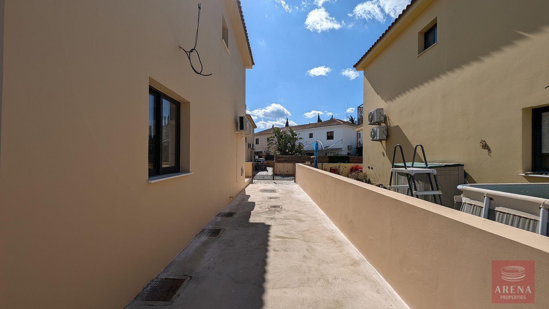 3-3-bed-villa-dromolaxia-9317