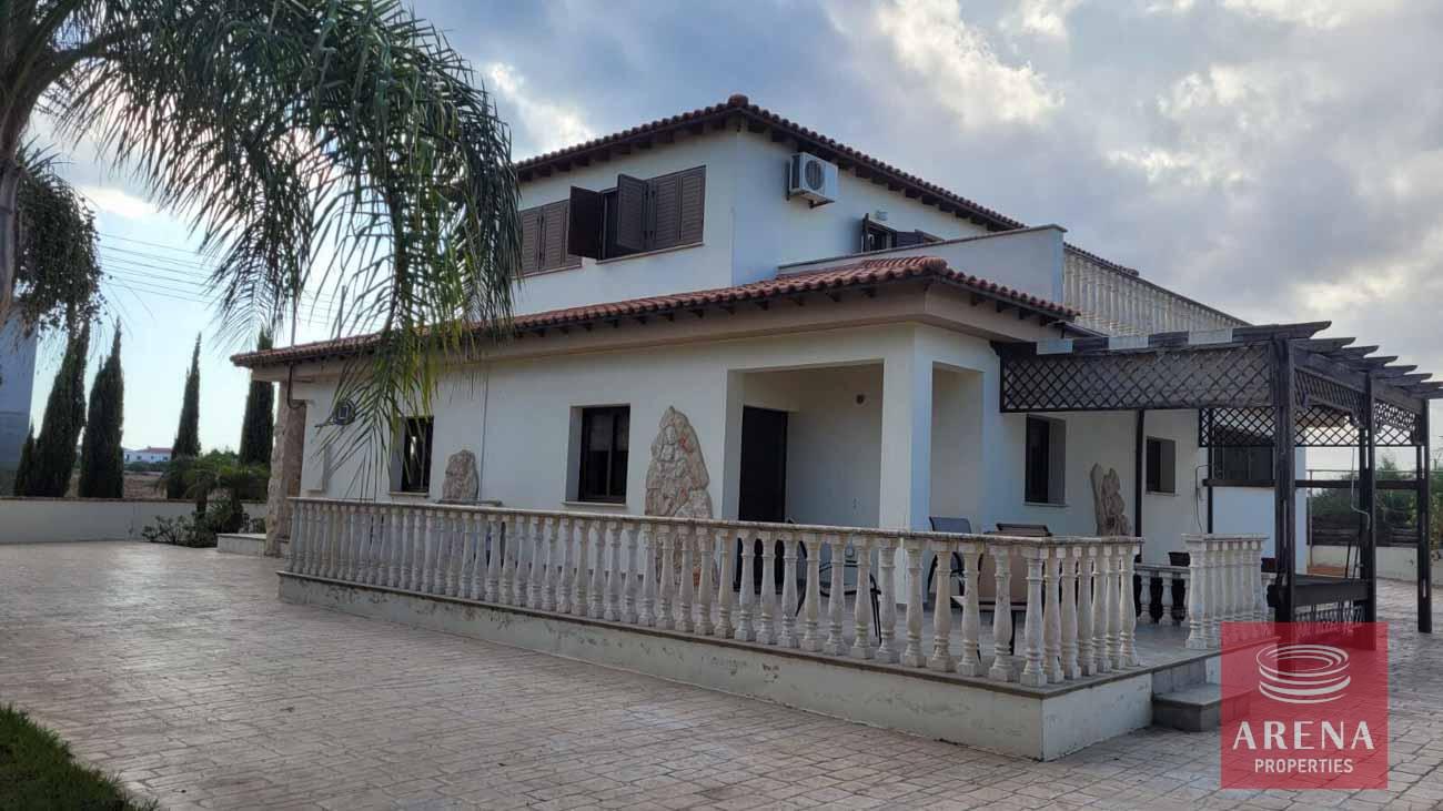 3-5-Bed-villa-in-Paralimni-5841-1