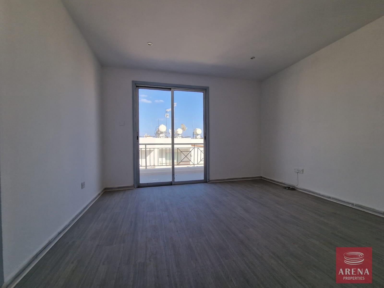 3-APT-IN-DROSHIA-7470