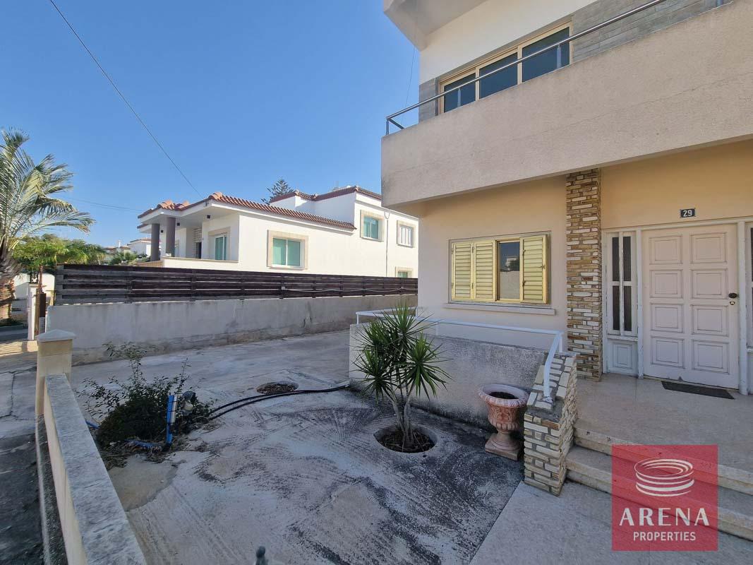 3-house-in-paralimni-8403