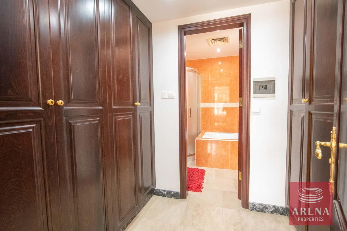 32-5-BED-VILLA-FOR-RENT-IN-PERVOLIA-5979-2