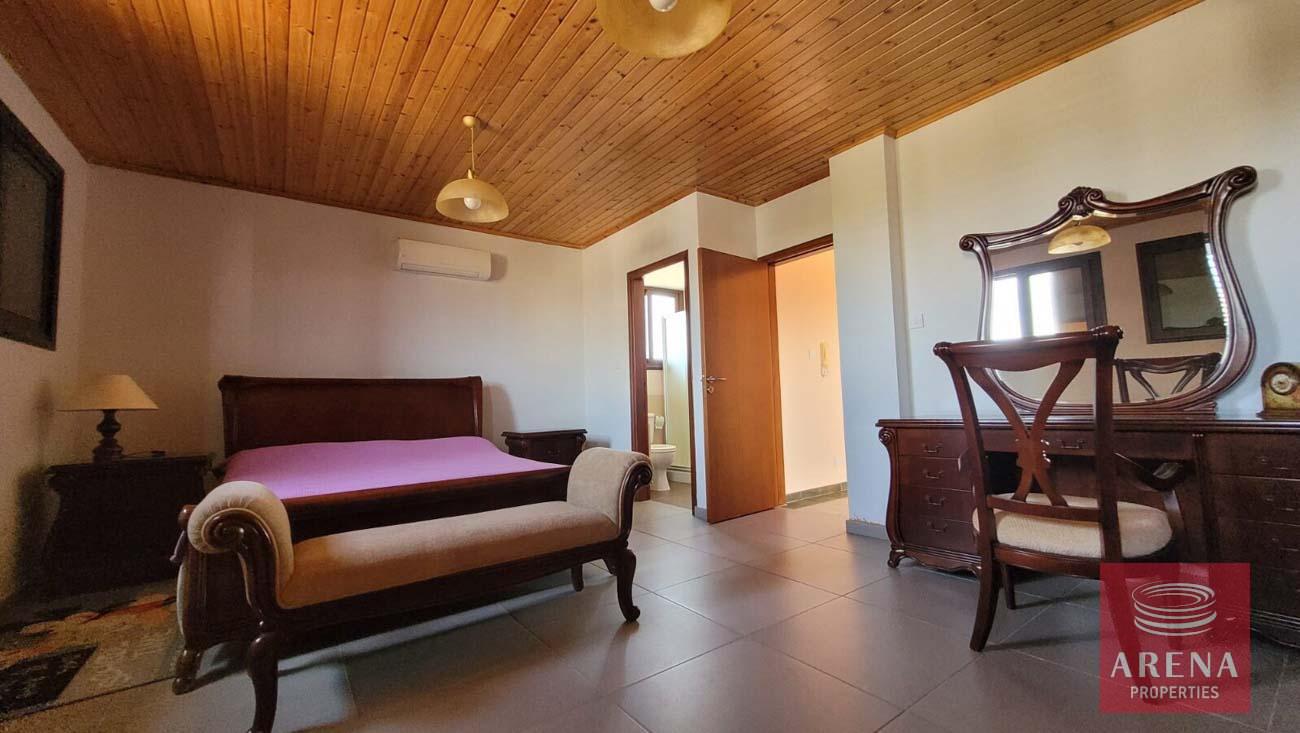 32-5-Bed-villa-in-Paralimni-5841-1