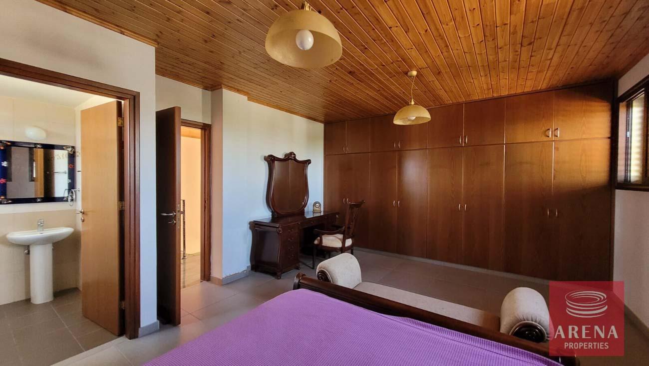 33-5-Bed-villa-in-Paralimni-5841-1