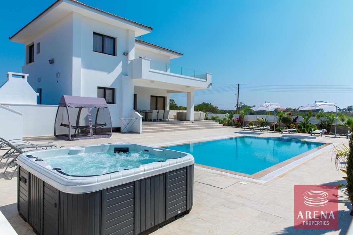 4-4-BED-VILLA-IN-CAPE-GRECO-FOR-SALE-6288
