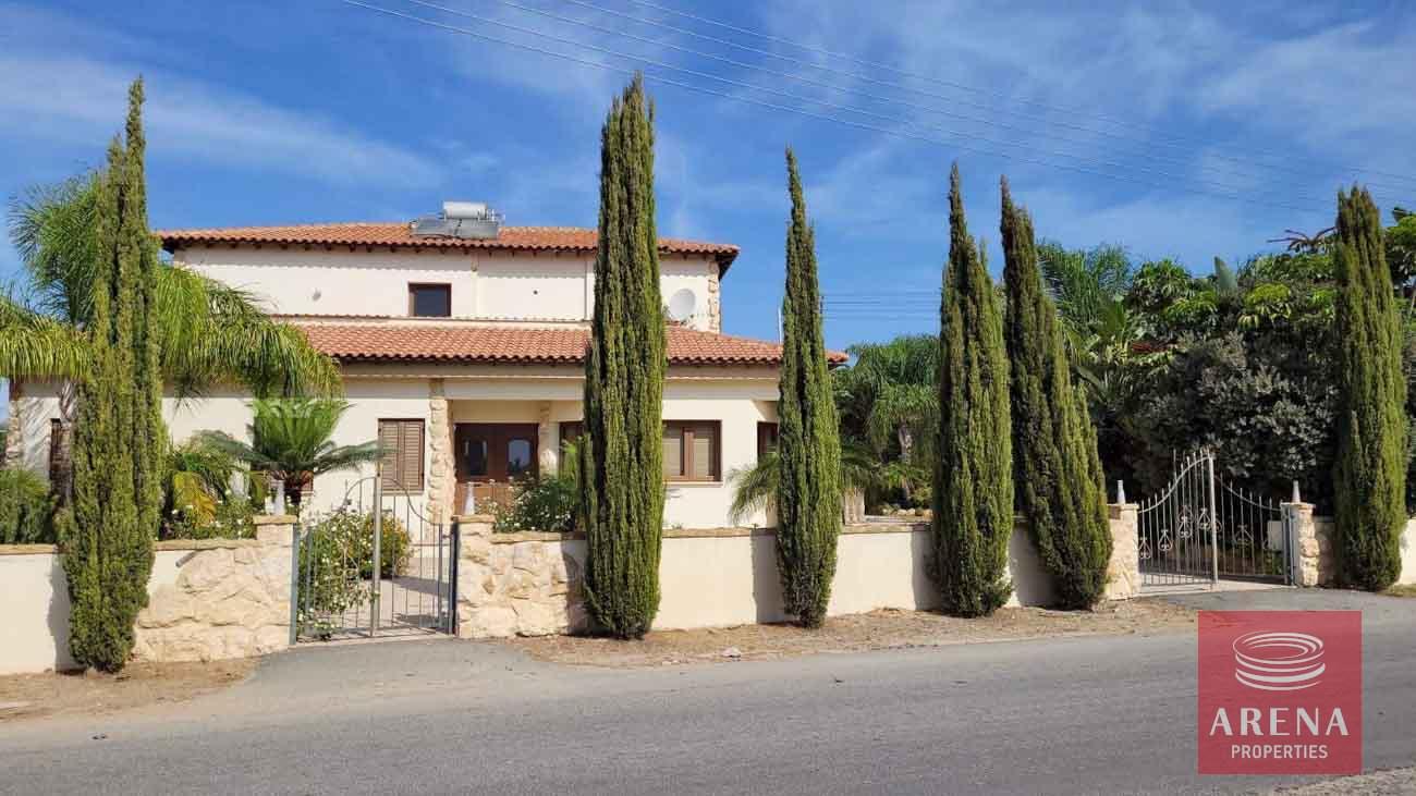 4-5-Bed-villa-in-Paralimni-5841-1