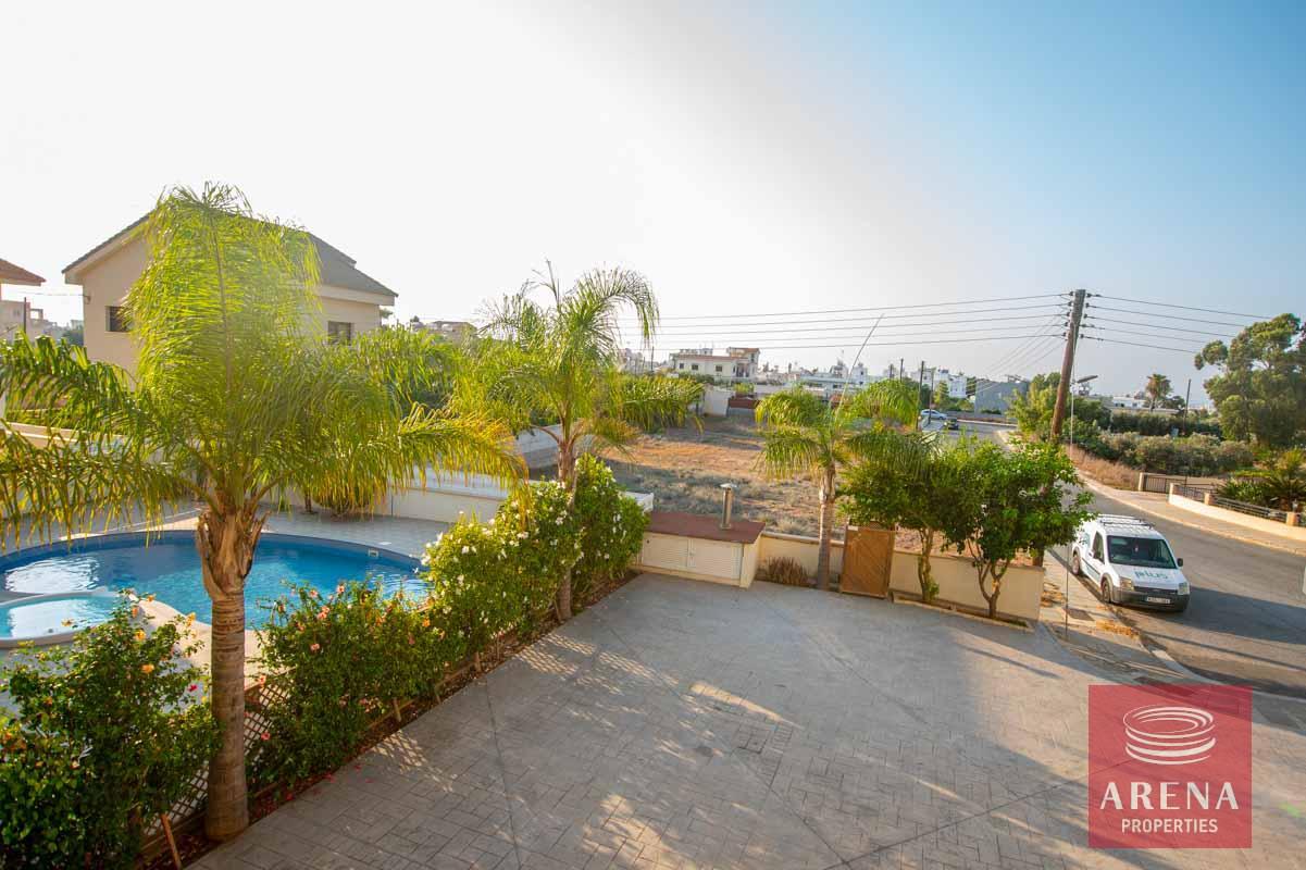 4-APT-DERYNIA-5331_0