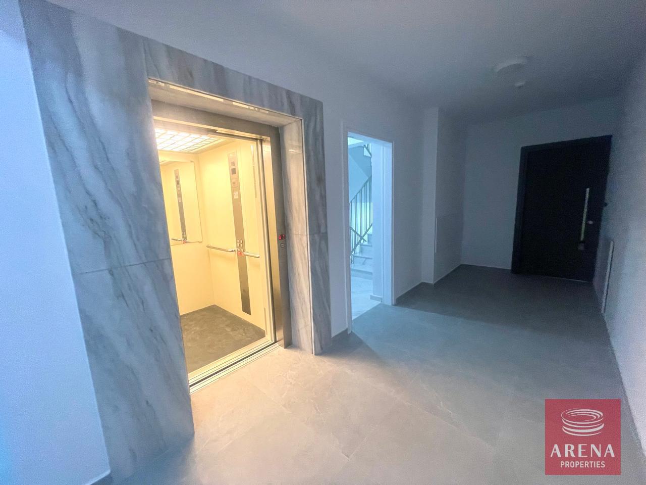 5-2-BED-APT-ARADIPPOU-8661-1