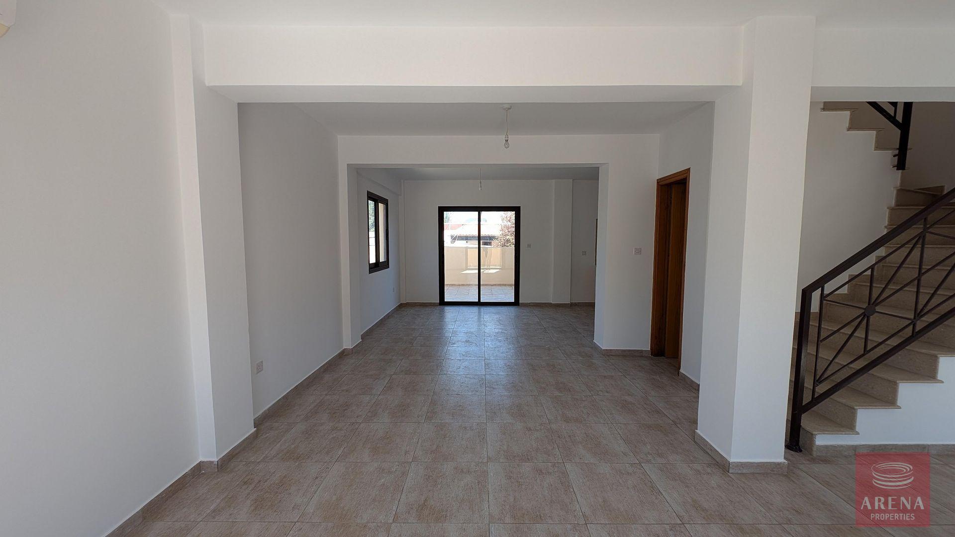 5-3-bed-villa-dromolaxia-9317