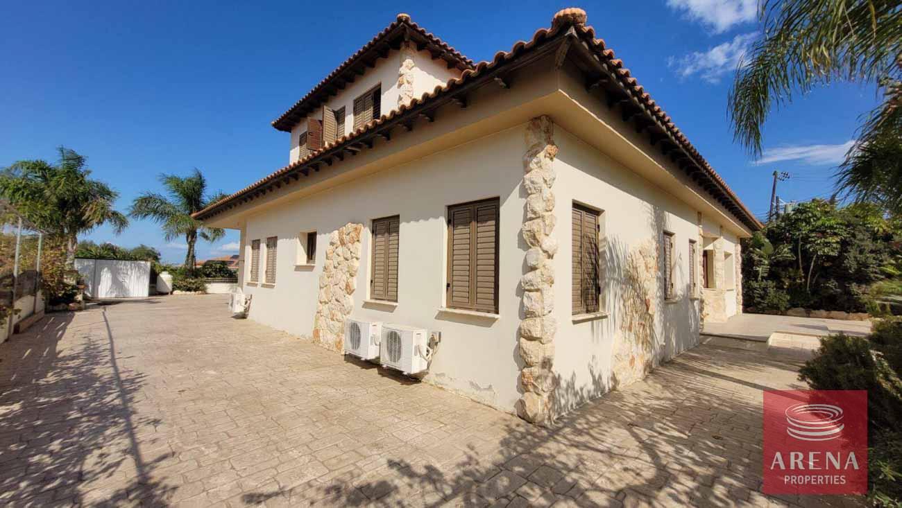5-5-Bed-villa-in-Paralimni-5841-1
