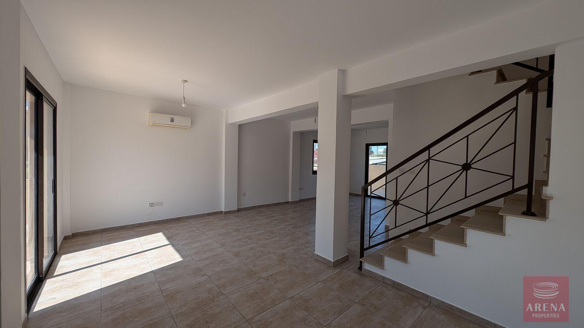 6-3-bed-villa-dromolaxia-9317